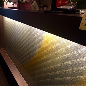 金彩絹ガラスご採用の光カウンター