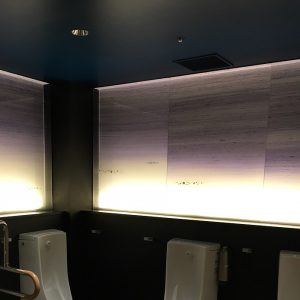 京都駅地下ポルタ男子トイレの古代紫グラデーションの絹ガラス