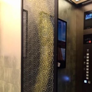 リッチモンドホテルプレミア京都駅前のエレベーターに金彩アートを施した絹ガラス