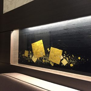 ホテル客室ヘッドボードを彩る金彩アートの絹ガラスのアクセントパネル