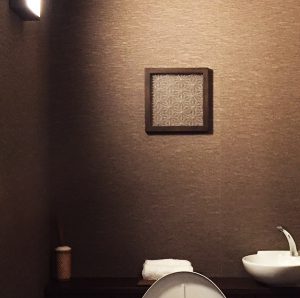 THE JUNEI HOTEL 京都 御所西のお部屋の洗面所に麻の葉紋様の絹アクリルパネル
