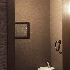 THE JUNEI HOTEL 京都 御所西のお部屋の洗面所に麻の葉紋様の絹アクリルパネル