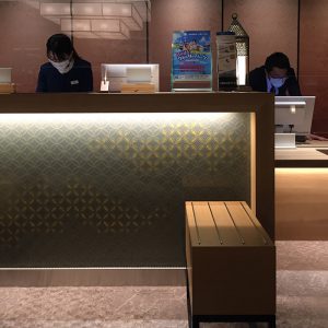 ホテルエミオン京都様レセプションカウンターを彩る金彩アートの伊と幸製絹ガラス