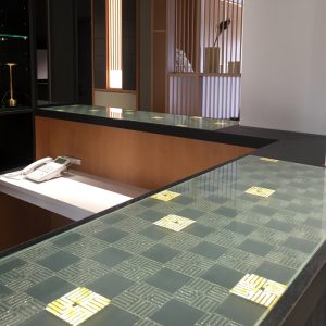 絹ガラスの金彩加工を施したテーブル天板