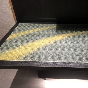絹ガラスの金彩加工を施したテーブル天板